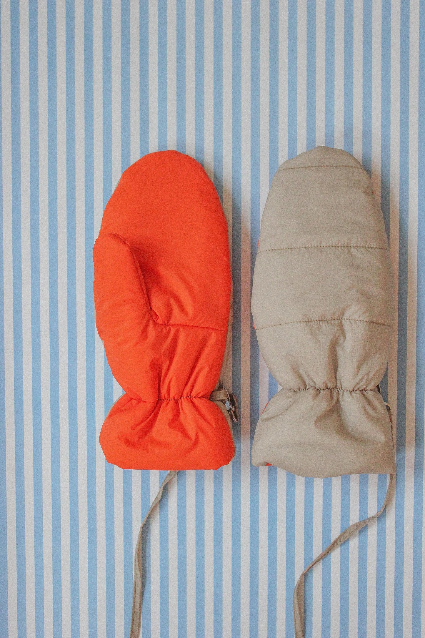 Bicolor Puffer Mittens on Strings in orange and beige
