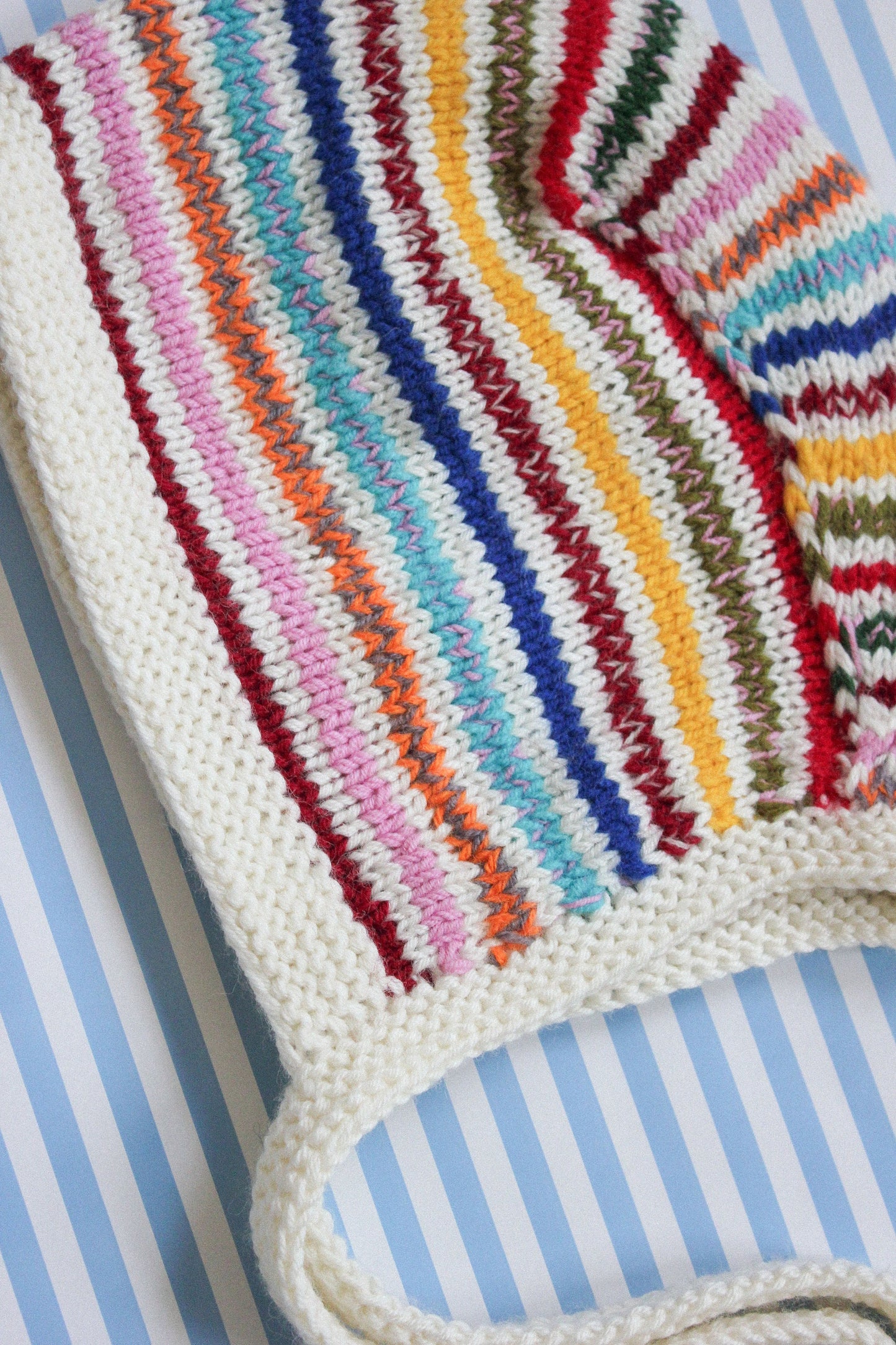 Random Multicolor Hand-knitted Adult Bow Tie Bonnet hat in Ivory