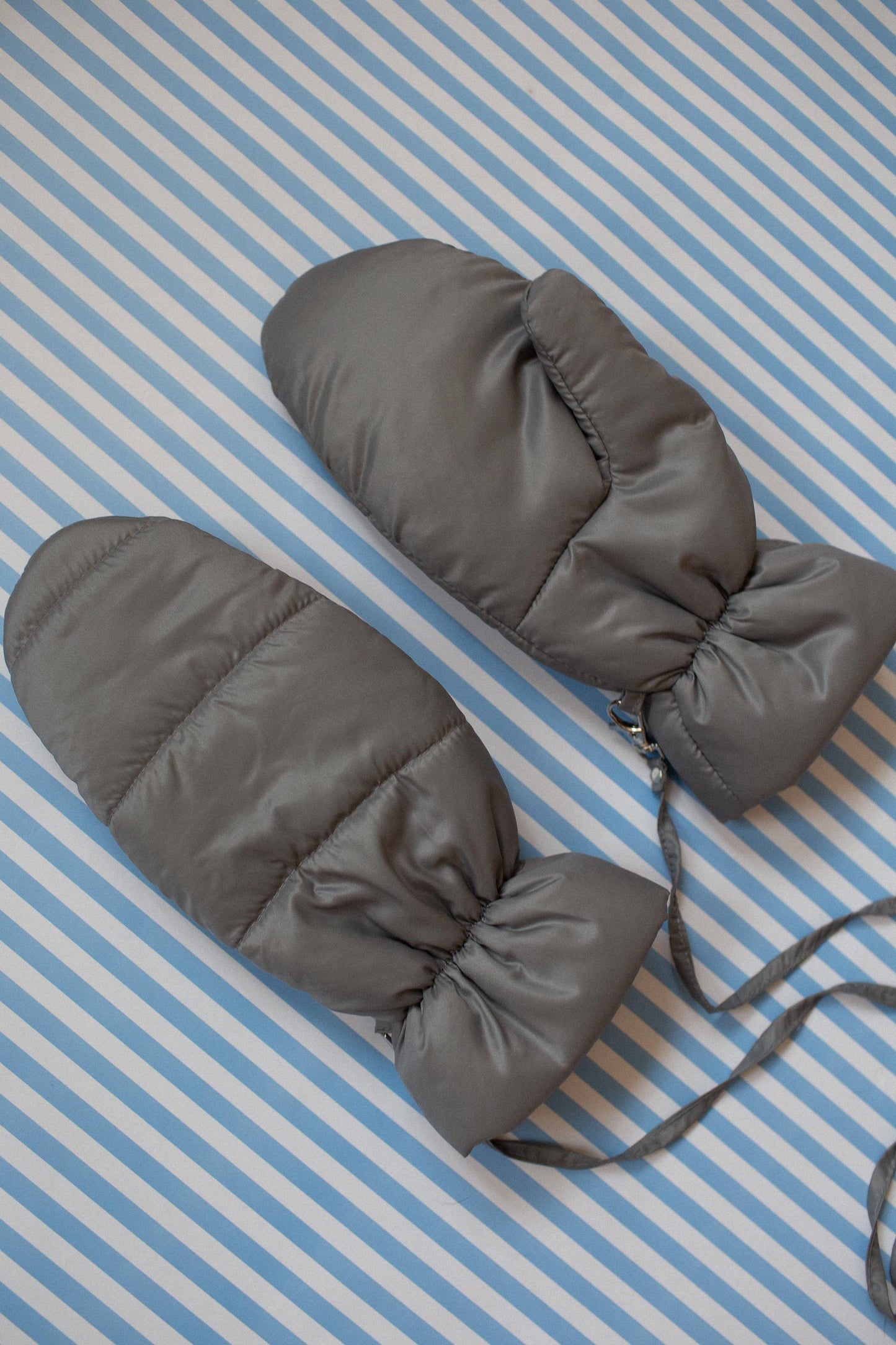 Pillow Puffer Mittens on Strings in gray