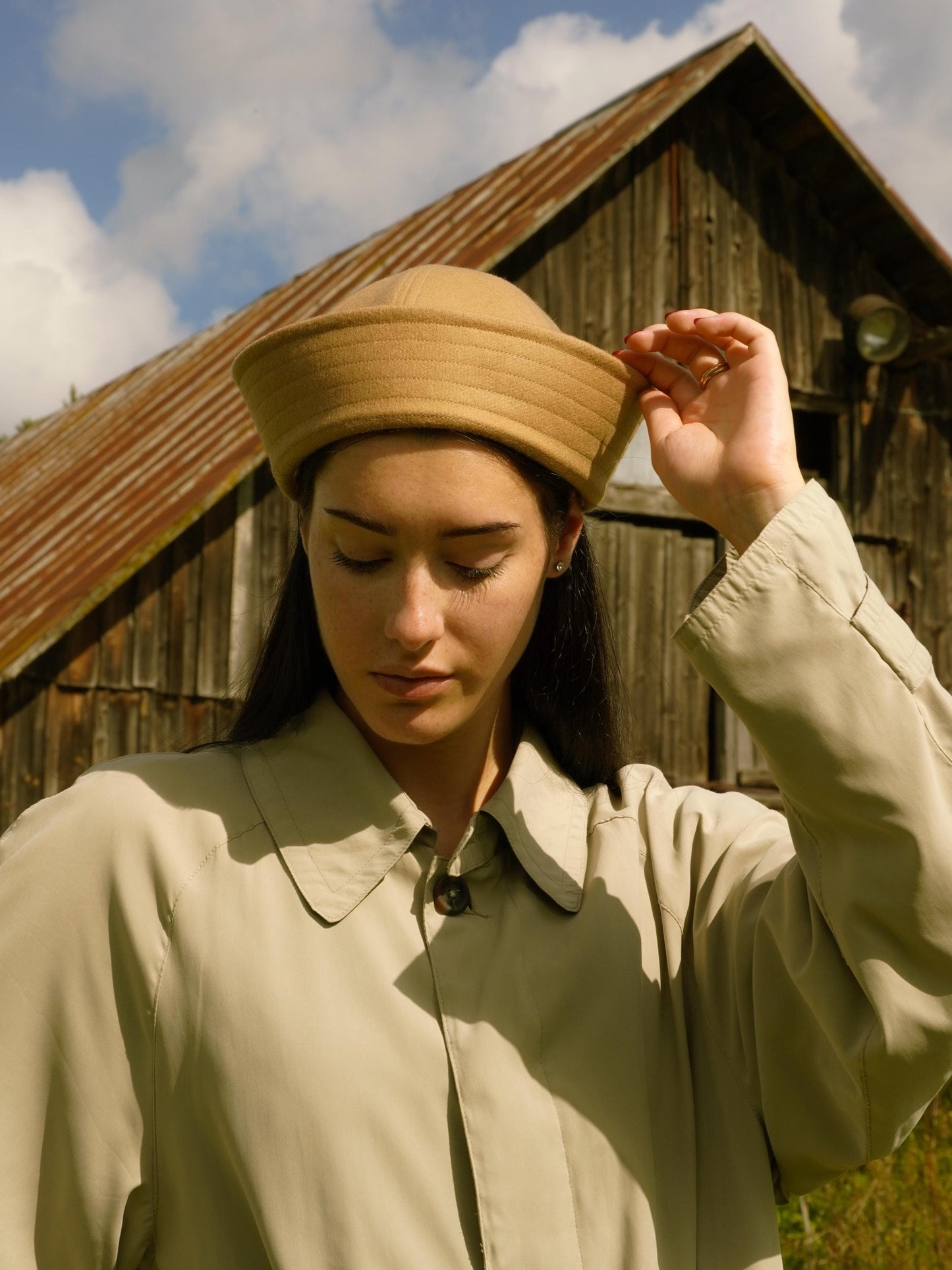 Drap Marine Pillbox in Camel Brown